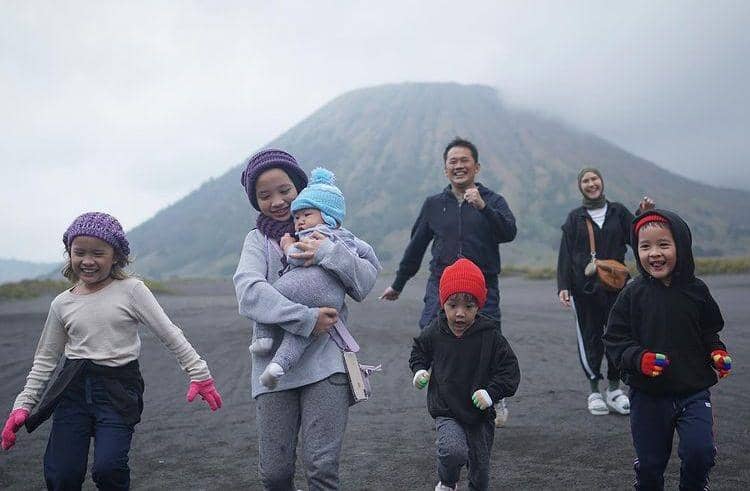 Ada yang Positif Covid, 10 Potret Ceria Anak Zaskia Mecca dan Hanung