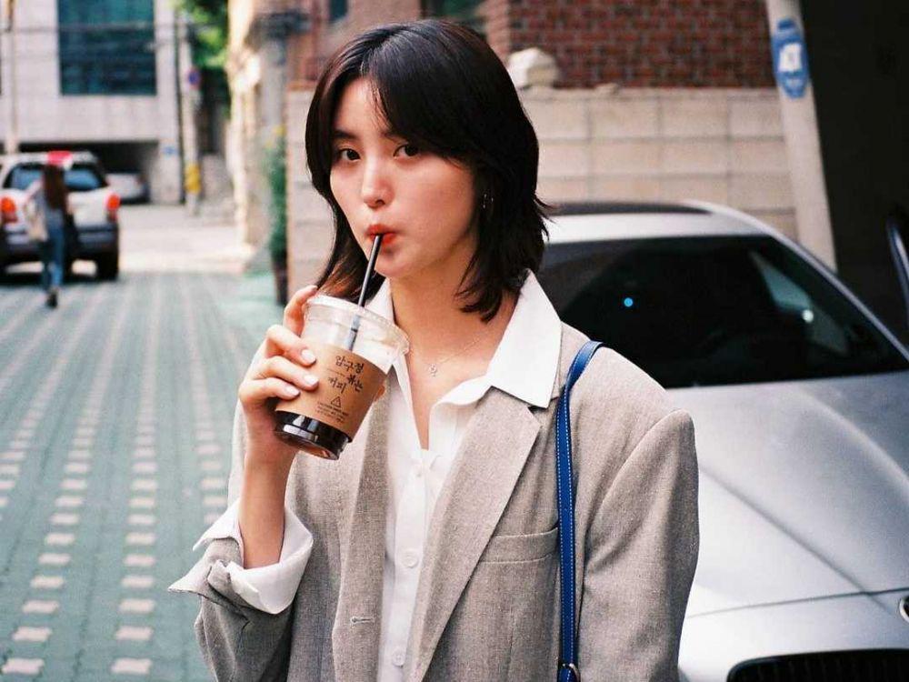 10 Potret Manis Jeonghwa, Siap Jadi Pembawa Berita di One the Woman