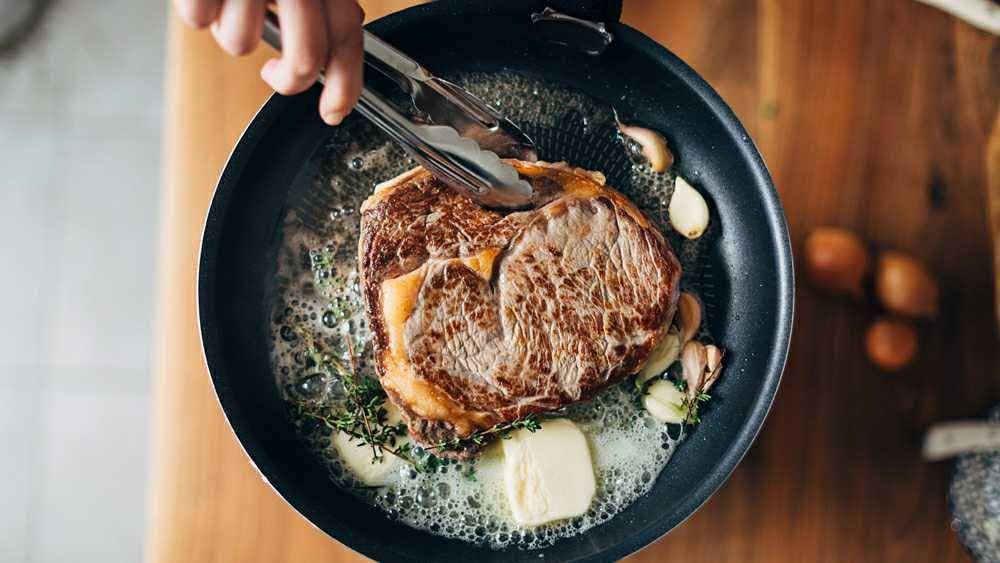 ilustrasi memanggang steak (robbreport.com)