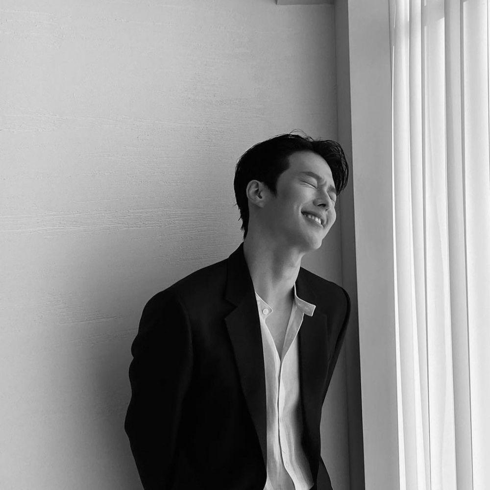 Tengah Populer, 9 Potret Senyum Manis Jang Ki Yong yang Bikin Melting