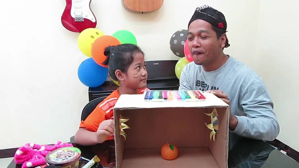Tebak sesuatu dalam boks (Youtube/Ceo Jati Atmodjo)