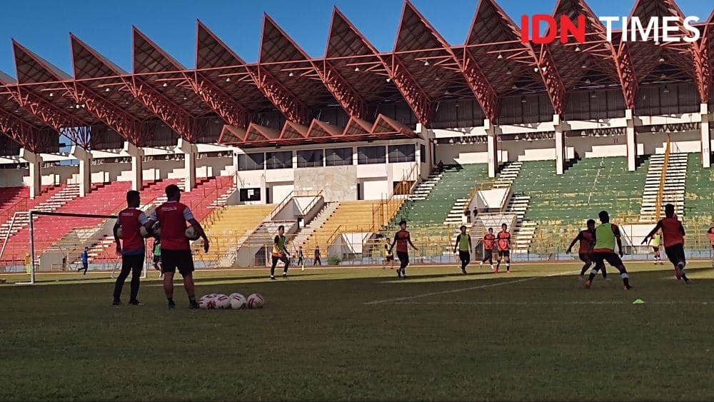 Para pemain Persiraja Banda Aceh saat menggelar latihan di Stadion Harapan Bangsa, di Banda Aceh, Aceh (IDN Times/Muhammad Saifullah)