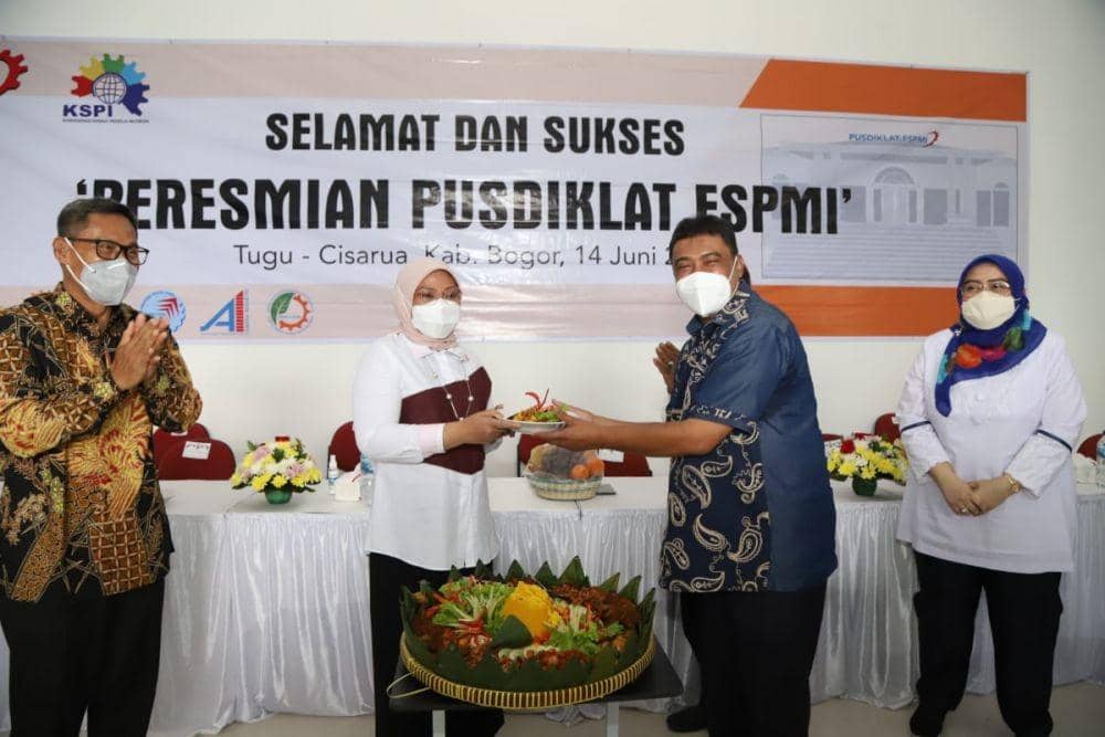 Menaker Ida Sampaikan Selamat Kepada Said Iqbal