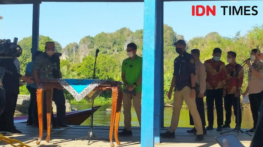 Waduh! Panggung Sandiaga Uno Runtuh saat Sambutan di Rammang-Rammang