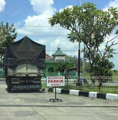 potret dilarang parkir kocak (1cak.com)