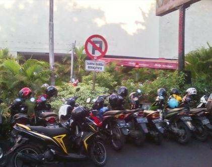 potret dilarang parkir kocak (1cak.com)