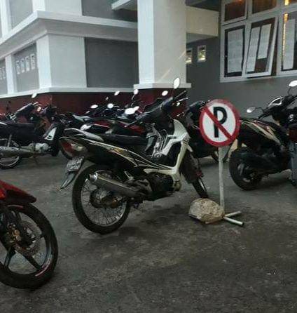 potret dilarang parkir kocak (1cak.com)