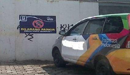 potret dilarang parkir kocak (1cak.com)