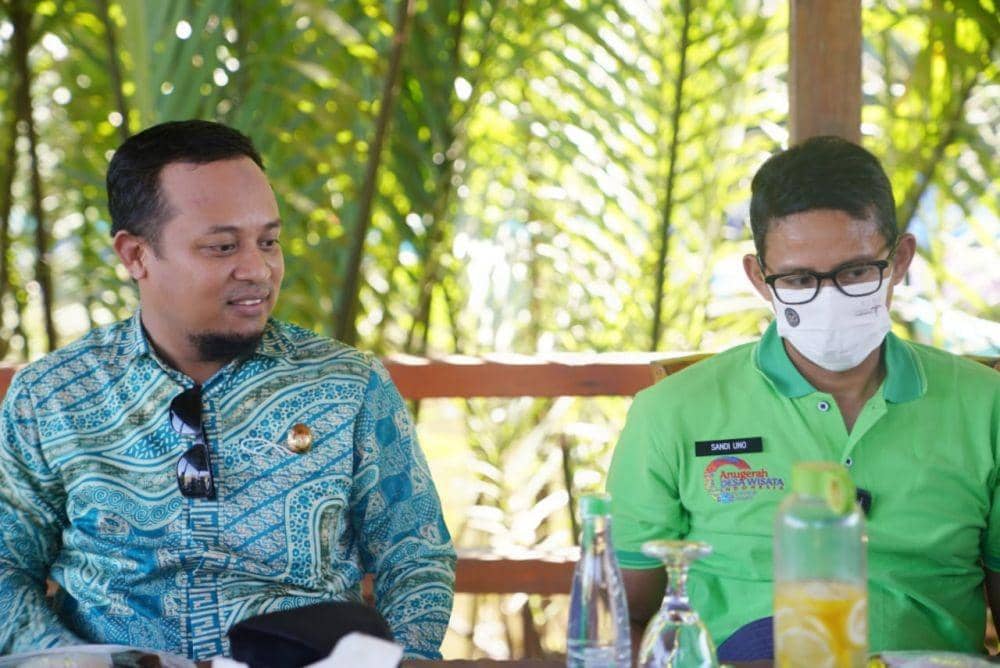 Plt Gubernur Sulsel Andi Sudirman Sulaiman bersama Menparekraf Sandiaga Uno di Desa Wisata Rammang-rammang Maros, Kamis (17/6/2021). Humas Pemprov Sulsel