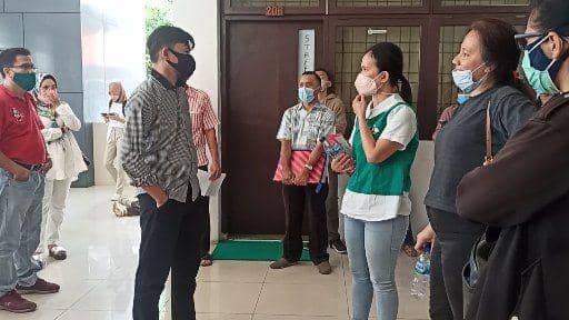Suasana saat orangtua peserta didik mendatangi kantor PPDB Disdik Sumut (Dok. Istimewa)