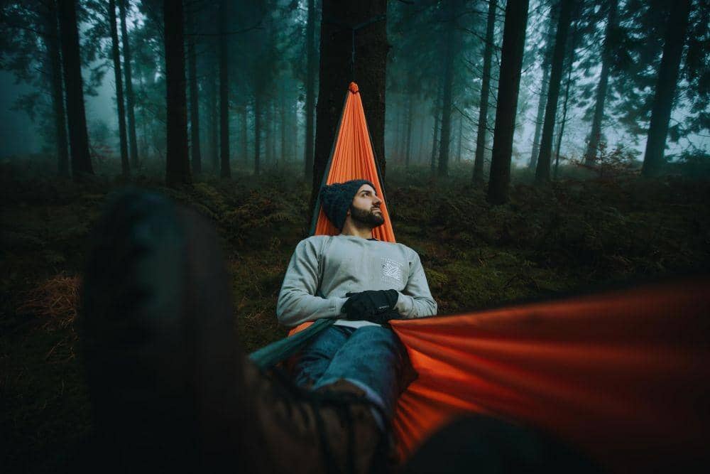 ilustrasi bersantai di hammock (unsplash.com/nakie hammock)