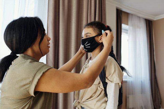 potret seorang ibu yang mengedukasi anaknya betapa pentingnya menggunakan masker (pexels.com/AugustdeRichelieu)