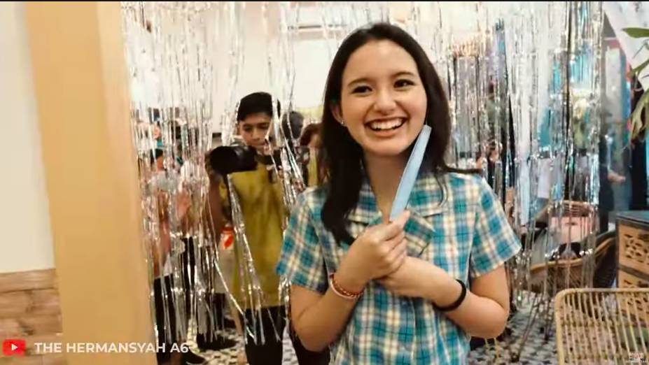 Perayaan ulang tahun Sarah Menzel (youtube.com/thehermansyaha6)