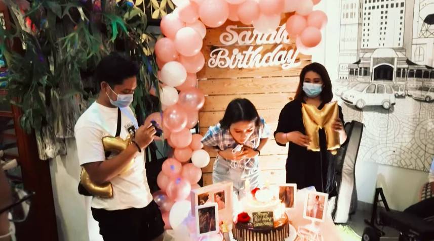 Perayaan ulang tahun Sarah Menzel (youtube.com/thehermansyaha6)