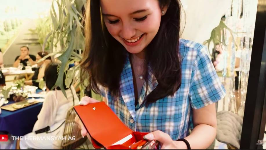 Perayaan ulang tahun Sarah Menzel (youtube.com/thehermansyaha6)