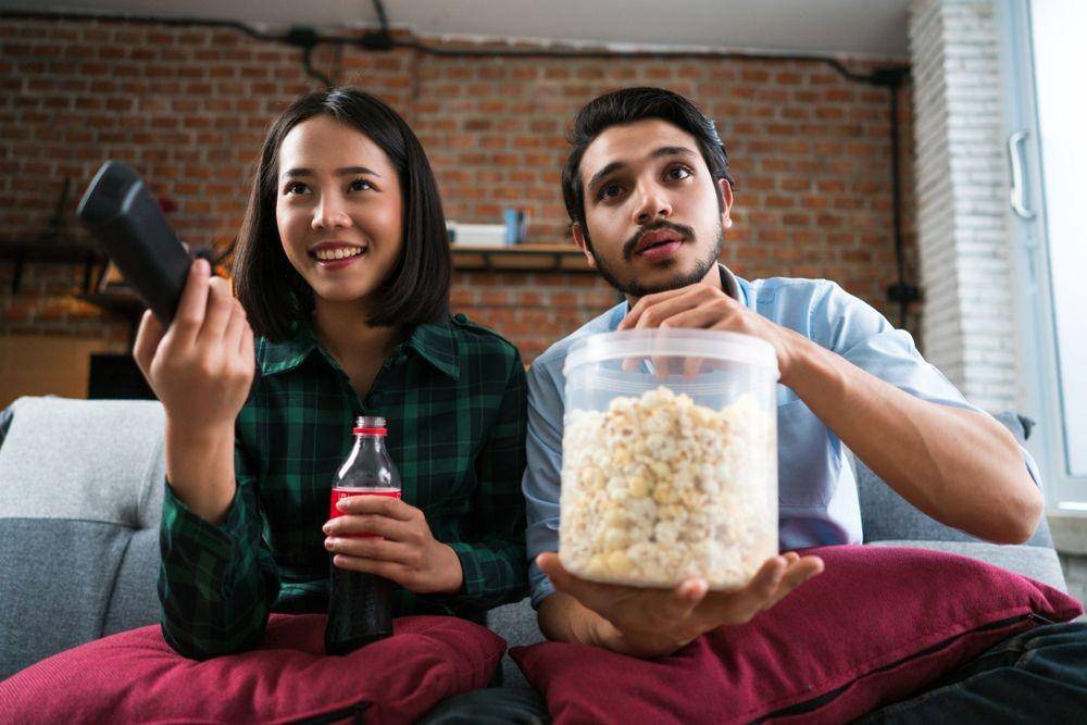 Menonton film dengan saudara (Shutterstock/TORWAISTUDIO)