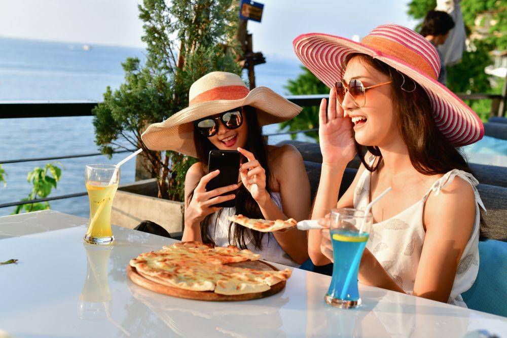 Staycation bersama keluarga (Shutterstock/Sellwell)