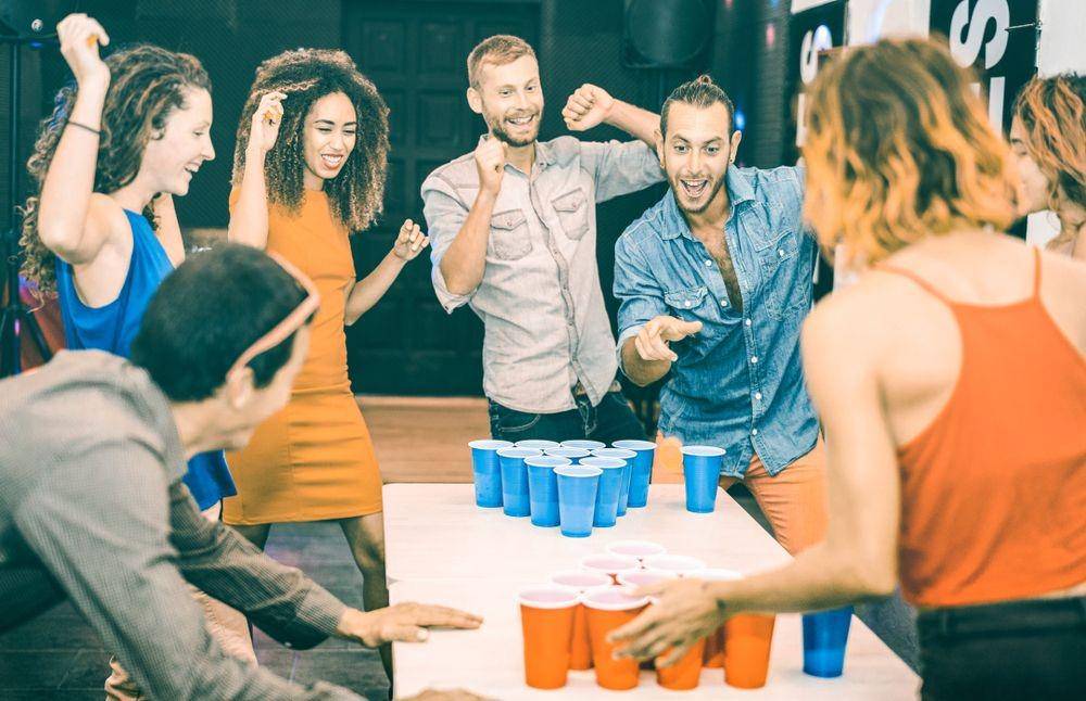Keluarga bermain beer pong challenge (Shutterstock/View Apart)
