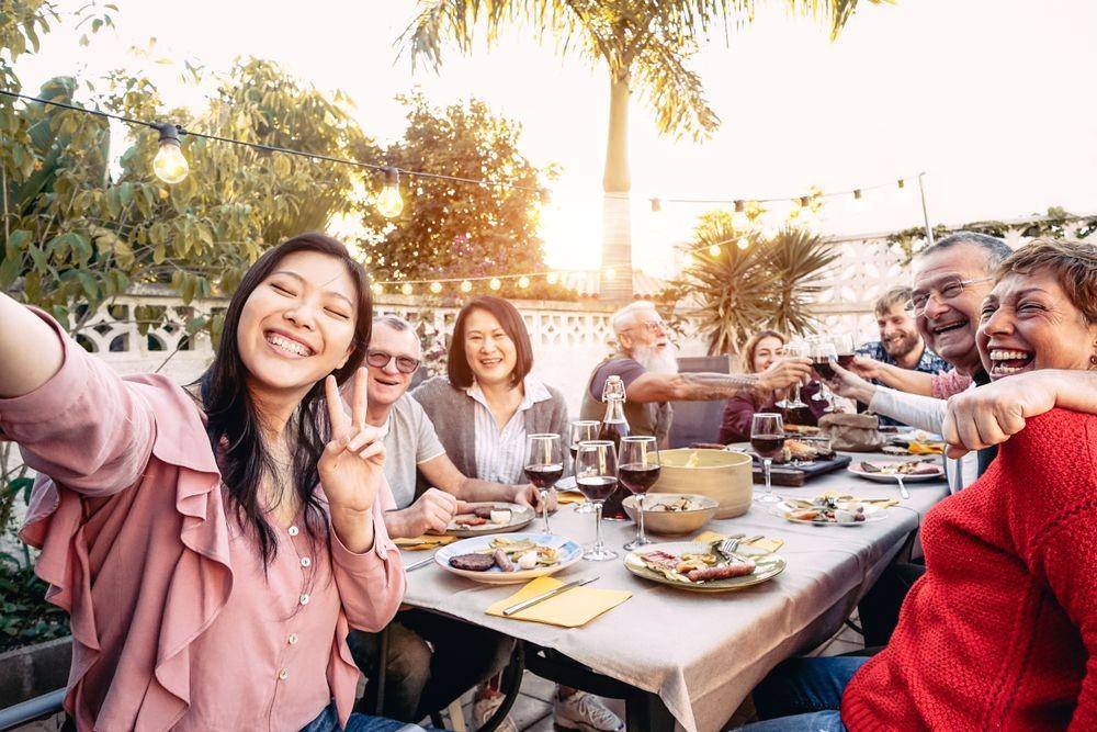 Makan bersama keluarga (Shutterstock/AlessandroBiascioli)