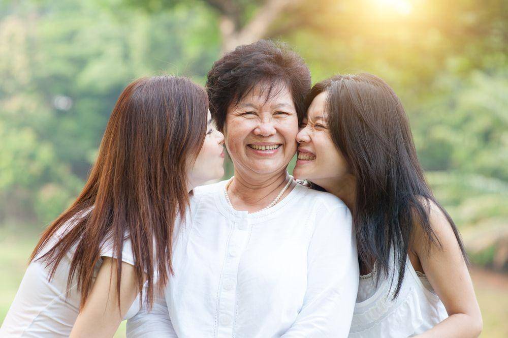 Saudara perempuan akur bersama ibu (Shutterstock/szefei)