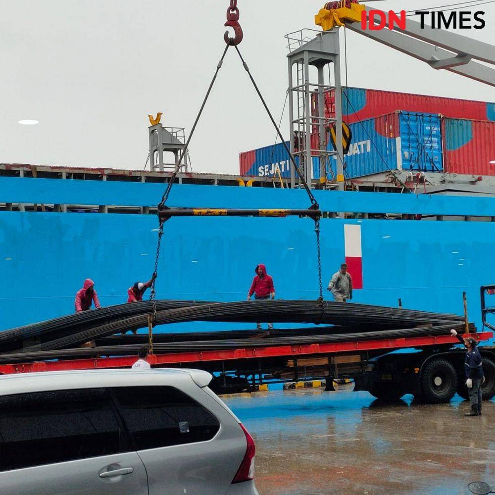 Kegiatan bongkar muat di Pelabuhan Semayang Balikpapan (IDN Times/Hilmansyah)