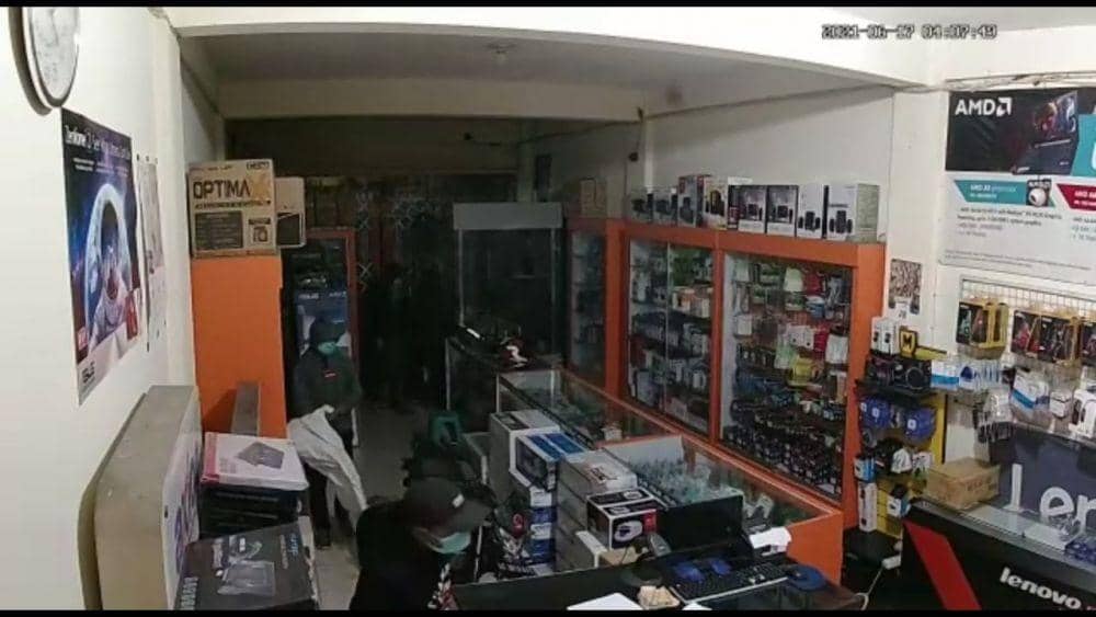 Puluhan Laptop di Sebuah Toko Digondol Kawanan Maling di Blitar