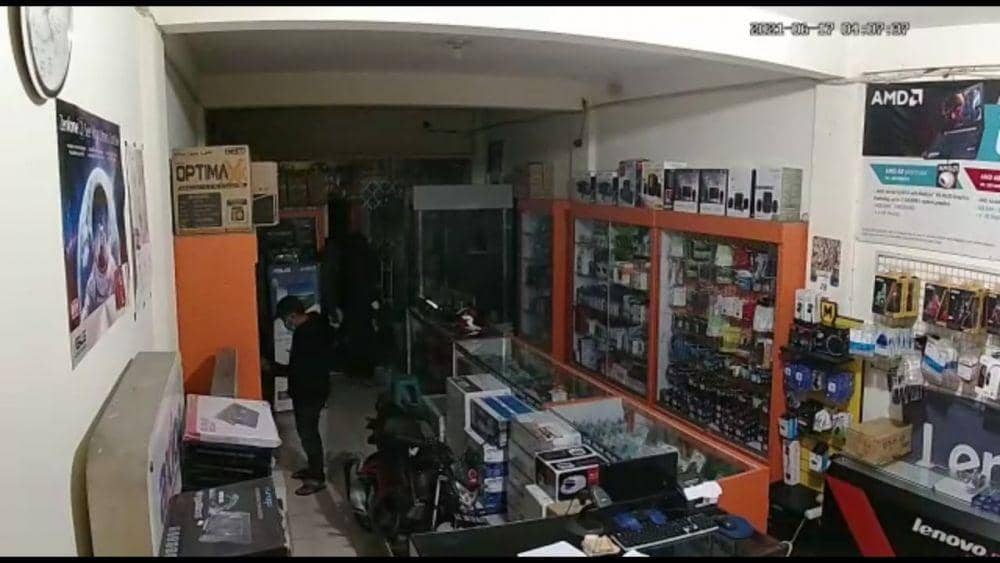 Screenshoot aksi pencurian di toko laptop di Blitar. IDN Times/ istimewa