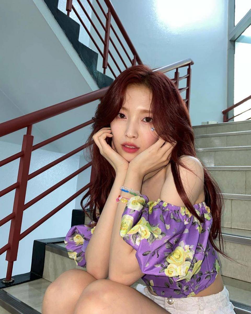 Arin OH MY GIRL (instagram.com/ye._.vely618)
