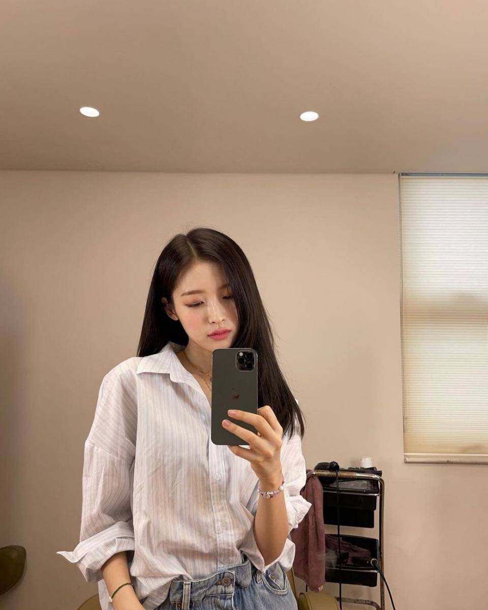 Arin OH MY GIRL (instagram.com/ye._.vely618)