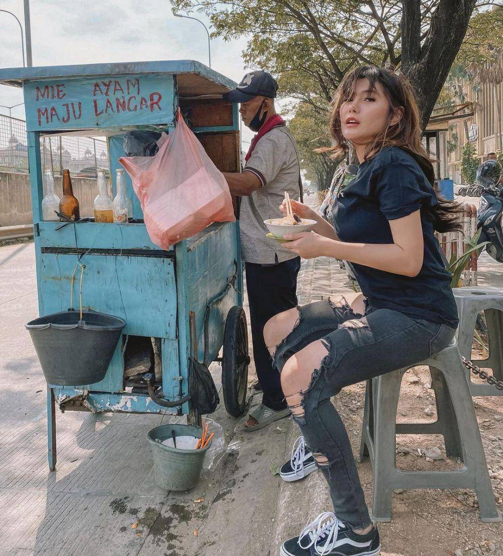 Angela Lee makan di tempat sederhana (instagram.com/angelalee87)