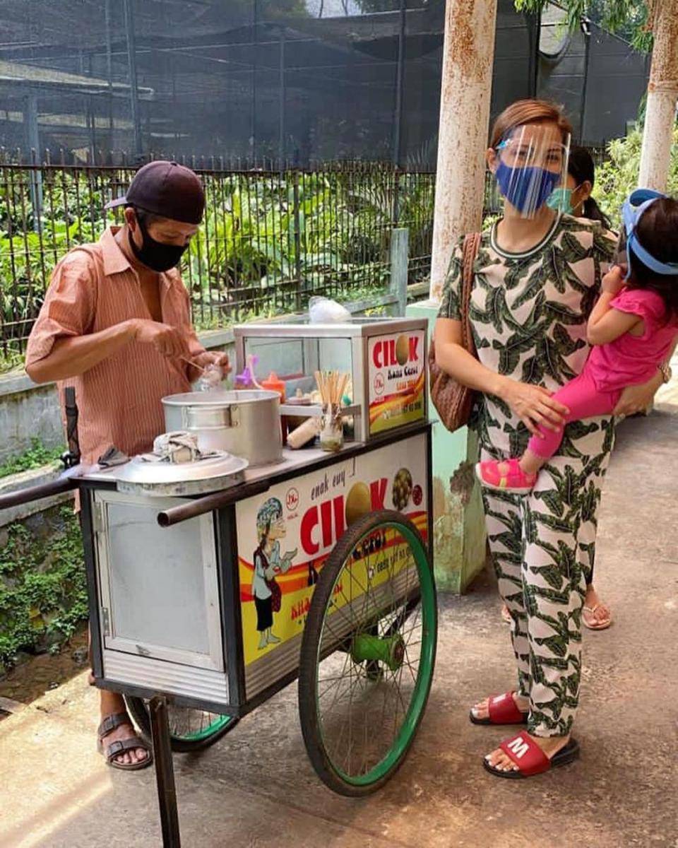 Nadia Mulya makan di tempat sederhana (instagram.com/nadiamulya)