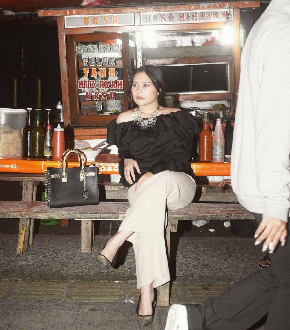 Prilly Latuconsina makan di tempat sederhana (instagram.com/prillylatuconsina96)