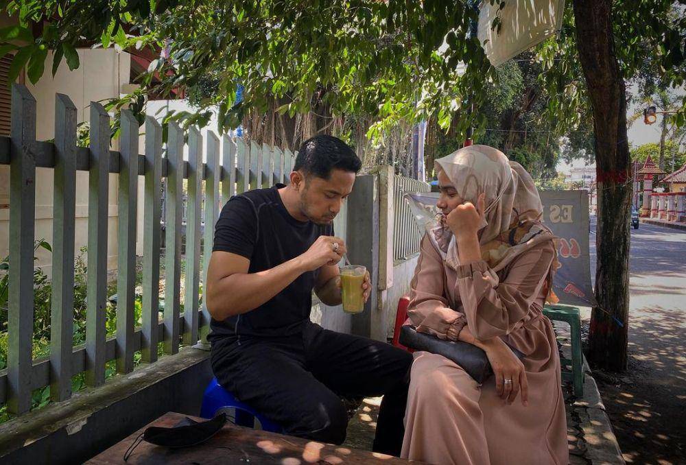 Hengky Kurniawan dan Sonya Fatmala makan di tempat sederhana (instagram.com/hengkykurniawan)