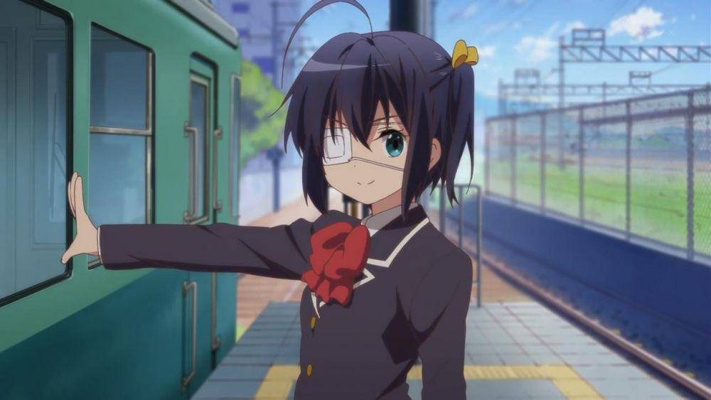 Rikka dari anime Chuunibyou demo koi ga shitai di stasiun kereta (dok. Kyoto Animation via myanimelist.net)