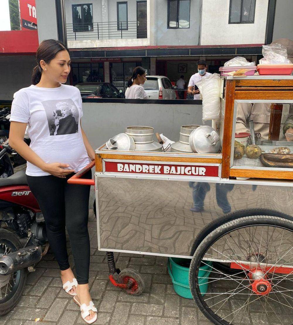 Tata Janeeta makan di tempat sederhana (instagram.com/tatajaneetaofficial)