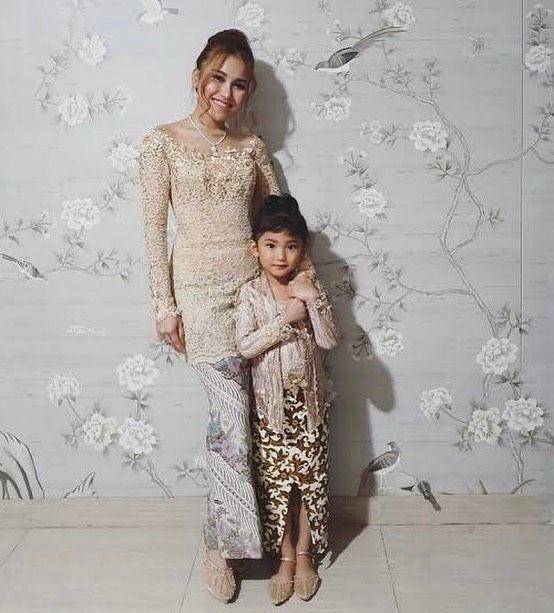 Kebaya keluarga Ayu Ting Ting (instagram.com/ayutingting92/)
