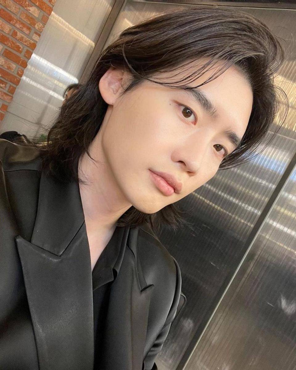 Lee Jong Suk (instagram.com/jongsuk0206)