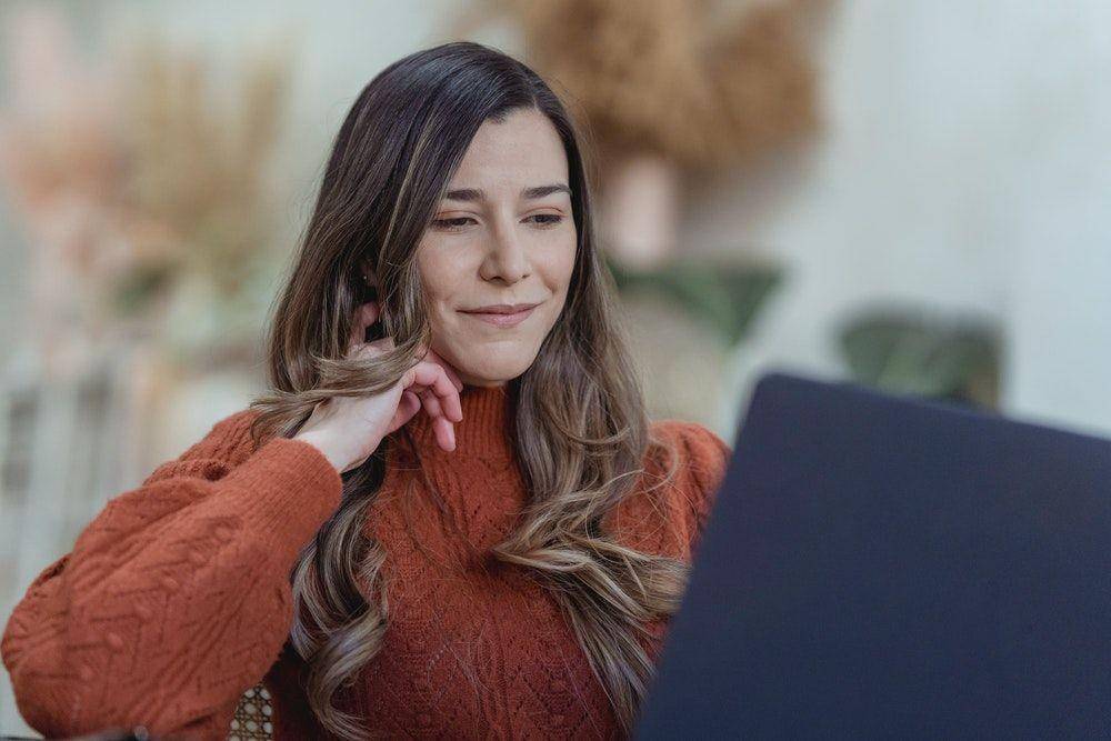 Ilustrasi bekerja dengan laptop (pexels.com/george milton)