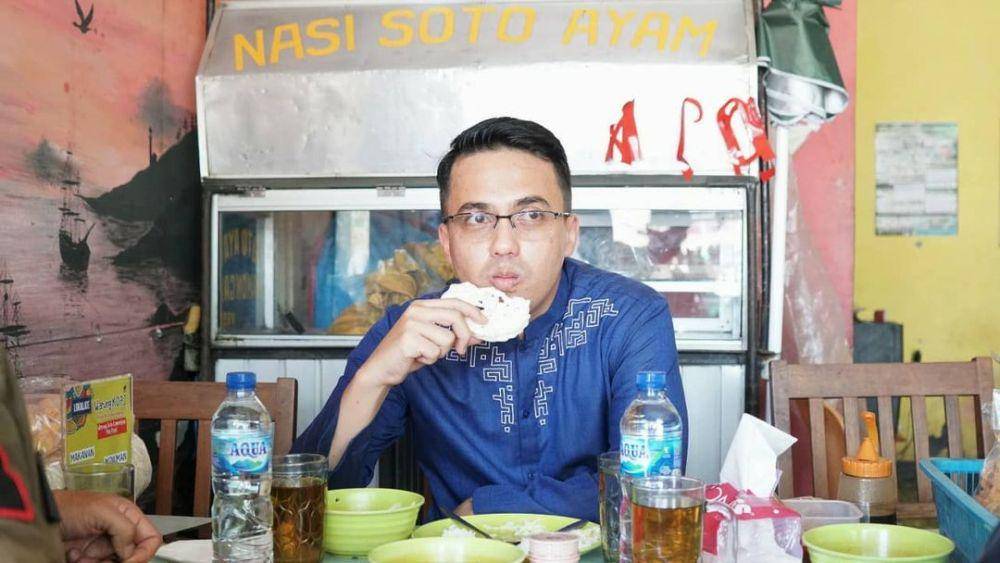Sahrul Gunawan makan di tempat sederhana (instagram.com/sahrulgunawanofficial)