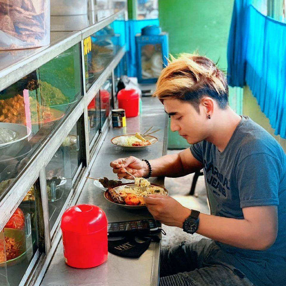 Charly Van Houten makan di tempat sederhana (instagram.com/charly_setiaku)