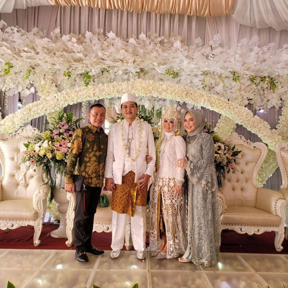 Busana kondangan keluarga Ayu Ting Ting (instagram.com/mom_ayting92_/)