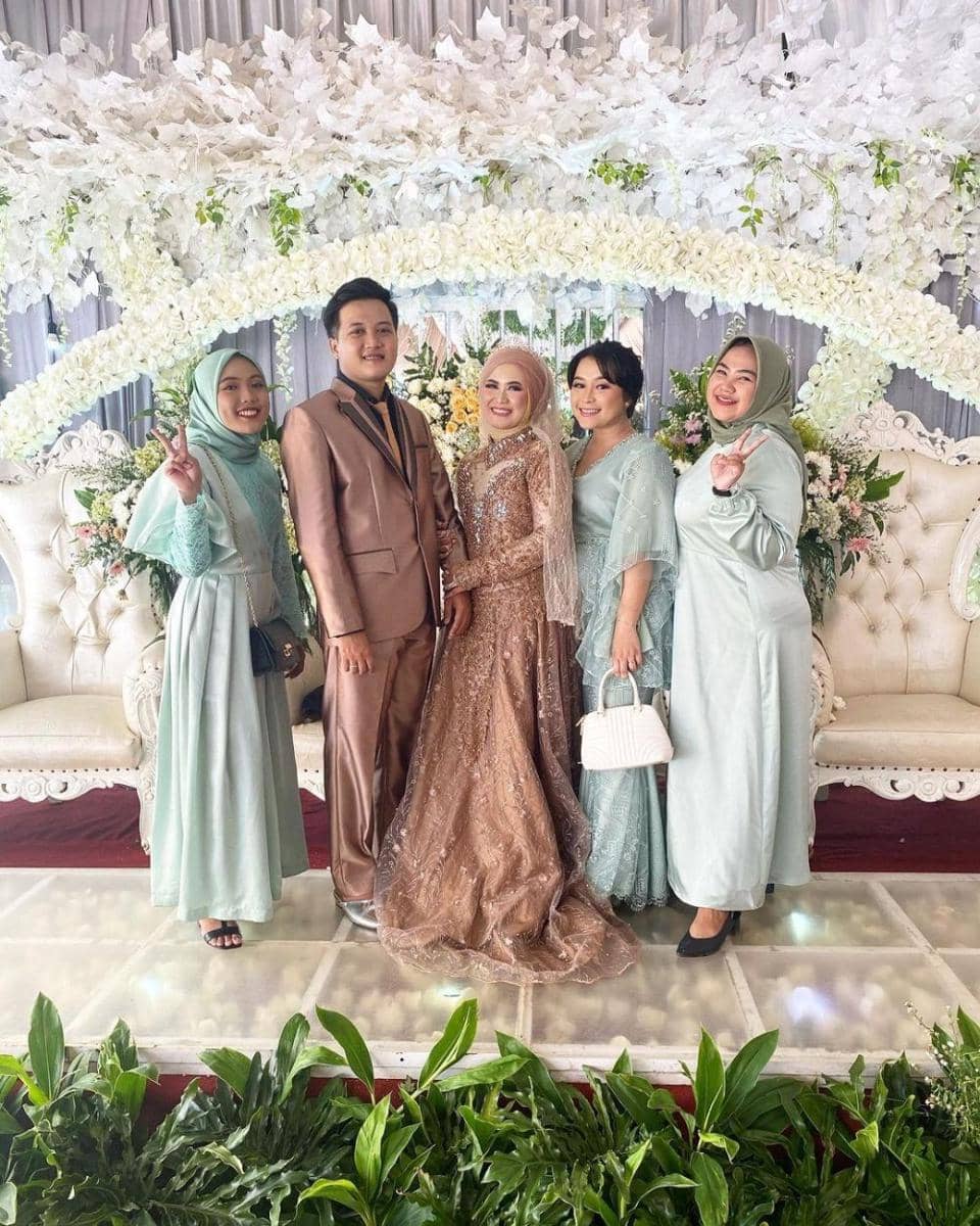 Busana Kondangan Keluarga Ayu Ting Ting (instagram.com/syifaasyifaaa/)
