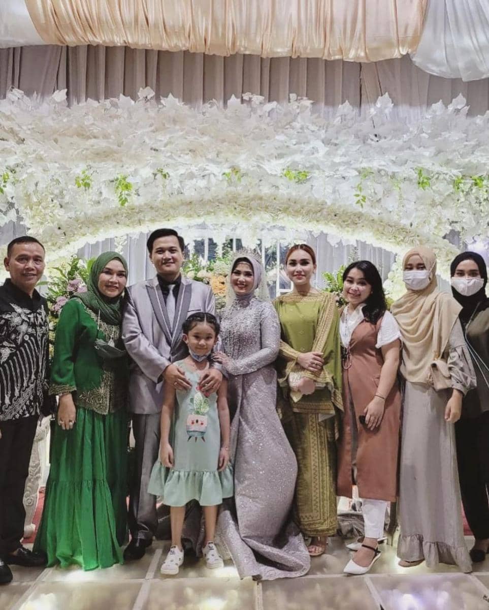 Busana kondangan keluarga Ayu Ting Ting (instagram.com/ayutingting92/)