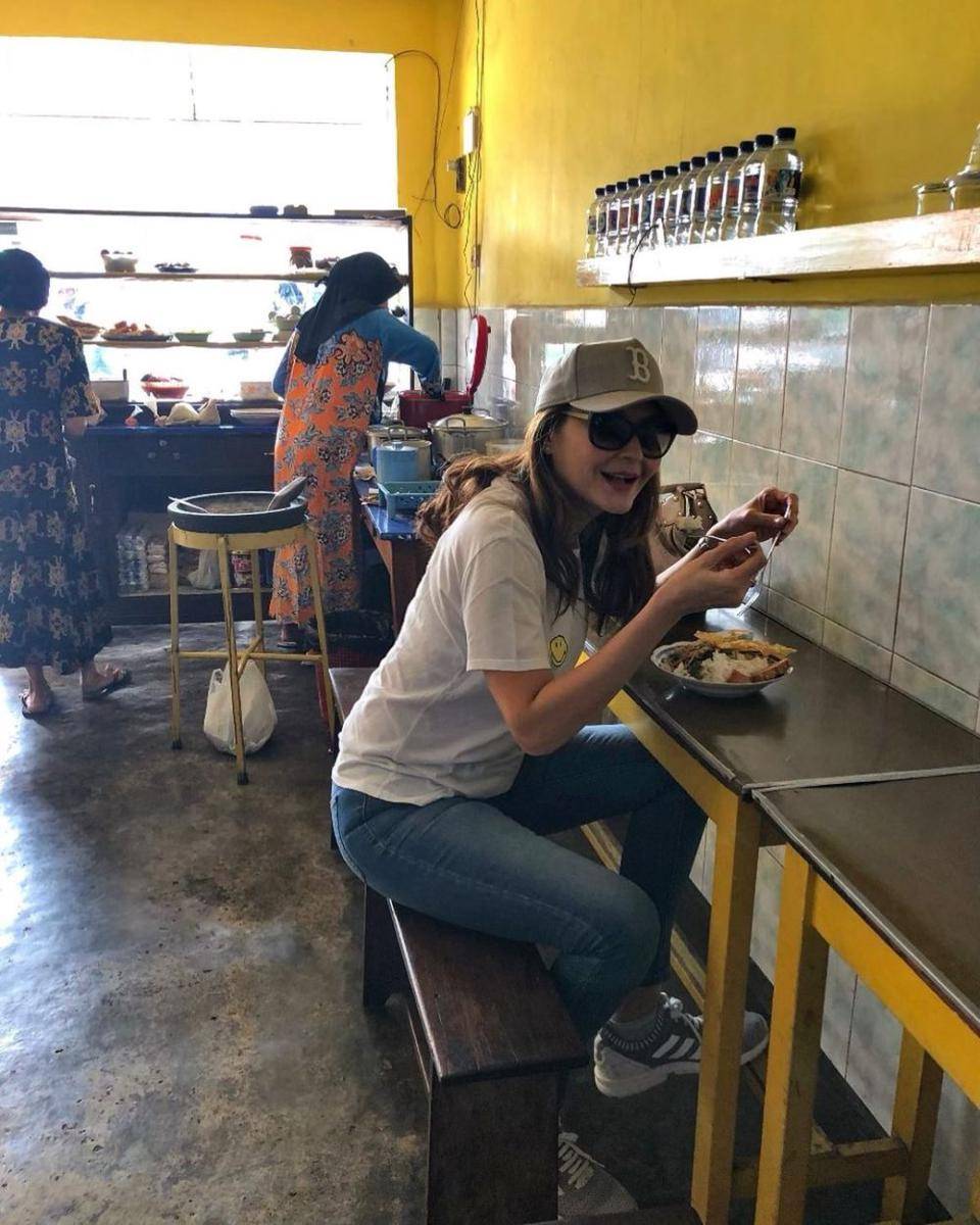 Tamara Bleszynski makan di tempat sederhana (instagram.com/tamarableszynskiofficial)