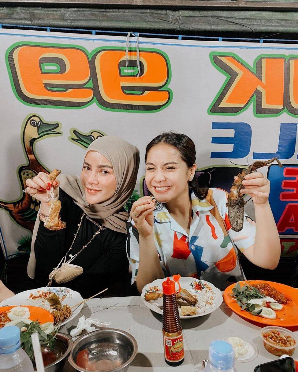 Olla Ramlan dan Nagita Slavina makan di tempat sederhana (instagram.com/ollaramlanaufar)