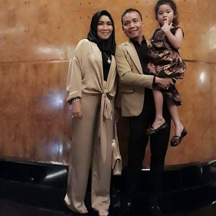 Busana kondangan keluarga Ayu Ting Ting (instagram.com/mom_ayting92_/)