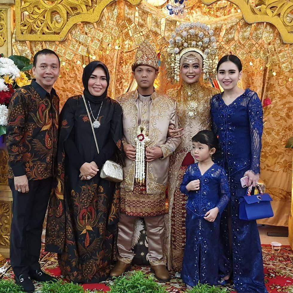 Busana kondangan keluarga Ayu Ting Ting (instagram.com/mom_ayting92_/)