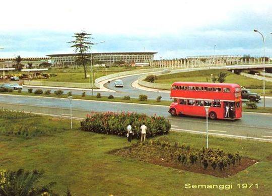 busklasik.wordpress.com/Bus tingkat Leyland Titan melintas di Semanggi tahun 1971