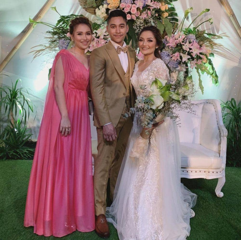 Busana kondangan keluarga Ayu Ting Ting (instagram.com/ayutingting92/)