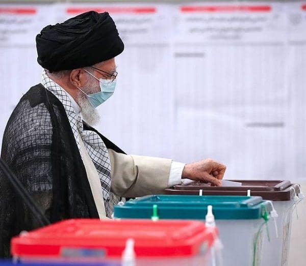 Pemimpin Tertinggi Iran, Ayatollah Ali Khamenei, ketika memberikan hak suara pada Pemilu Presiden Iran 2021 hari Jumat, 18 Juni 2021, waktu setempat. (Instagram.com/khamenei_ir)
